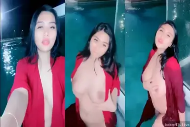 Cewek cantik pamer body sambil coli di pinggir kolam